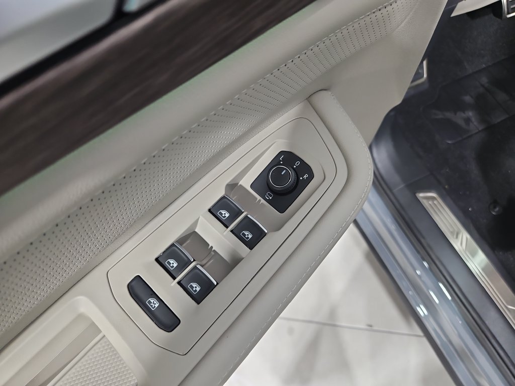 New 2026 Volkswagen Atlas SEL Premium R-Line AWD/4WD image 11