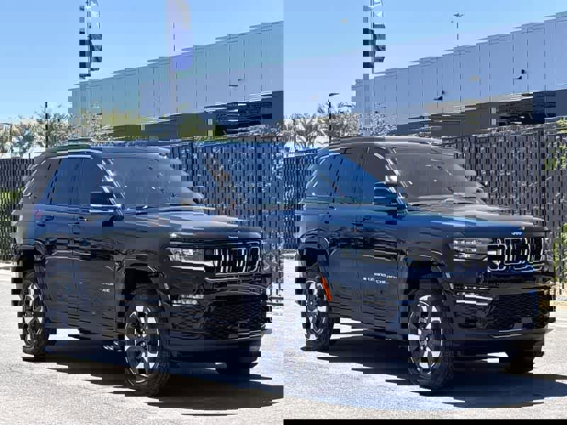 New 2025 Jeep Grand Cherokee Limited 4xe w/ Trailer Tow Package image 2