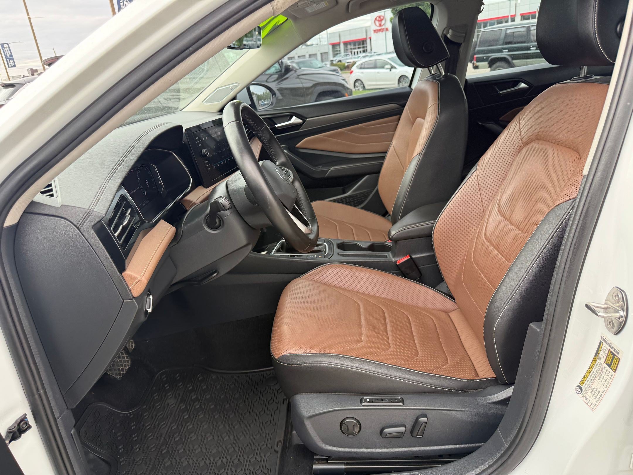 Used 2025 Volkswagen Jetta SEL FWD image 17