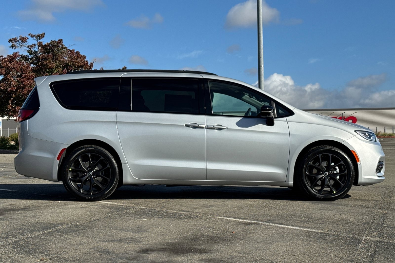 New 2026 Chrysler Pacifica Select w/ S Appearance Package image 2