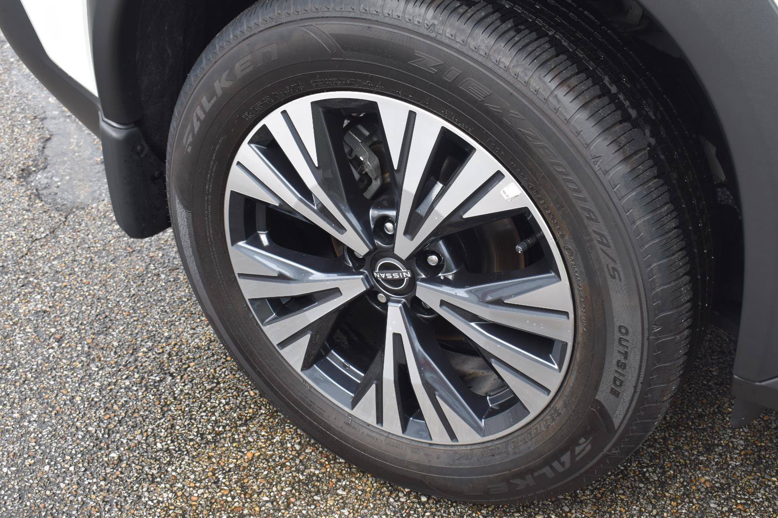 Used 2023 Nissan Rogue SV FWD image 13