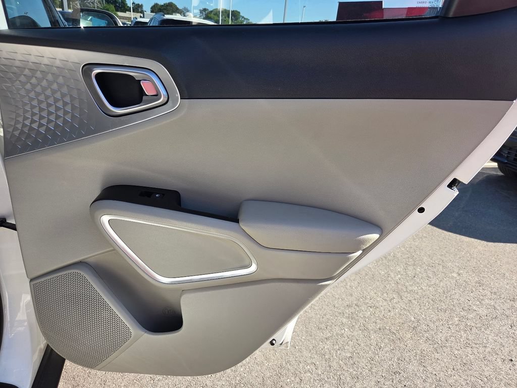 Used 2025 Kia Soul LX w/ LX Technology Package FWD image 30