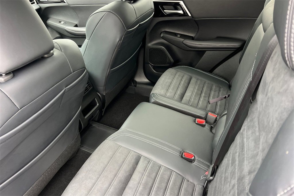 New 2025 Mitsubishi Outlander SE image 13