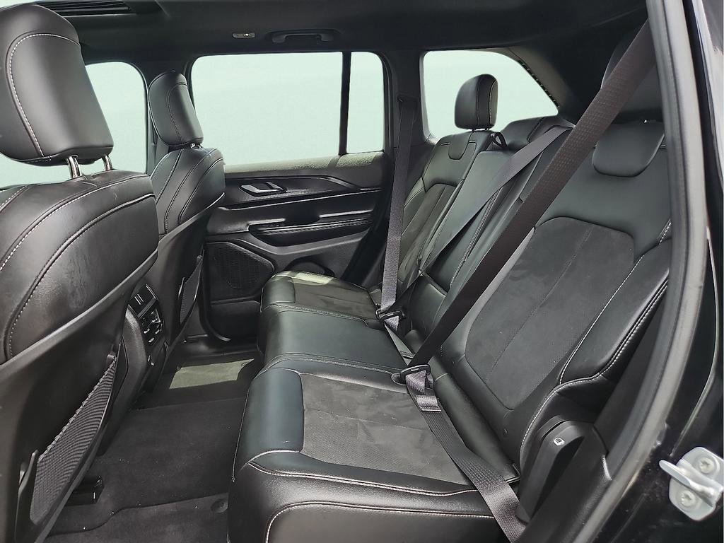 Used 2024 Jeep Grand Cherokee Altitude RWD image 10