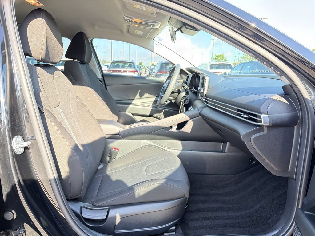 Used 2023 Hyundai Elantra SE FWD image 16