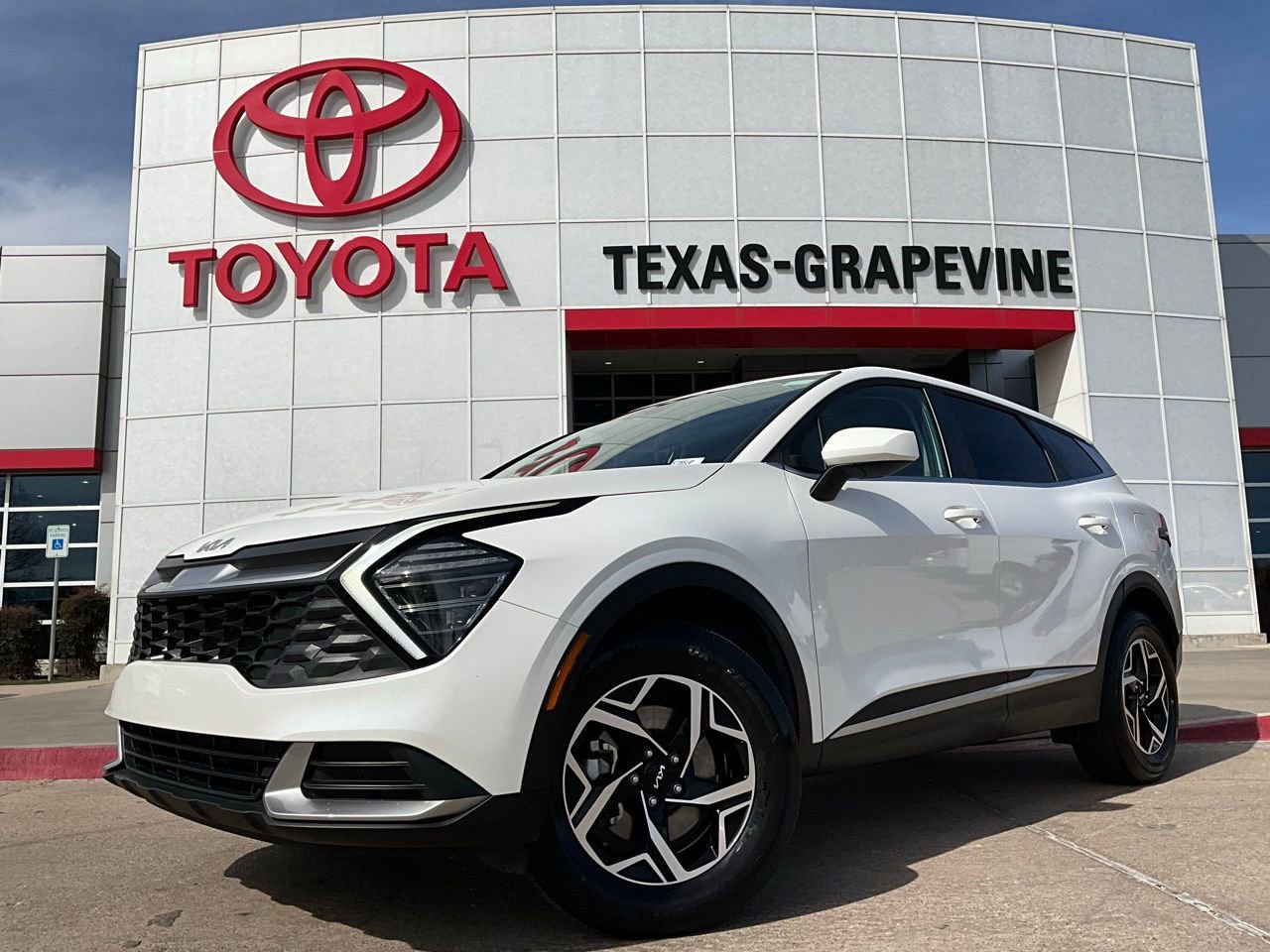 Used 2025 Kia Sportage LX image 2