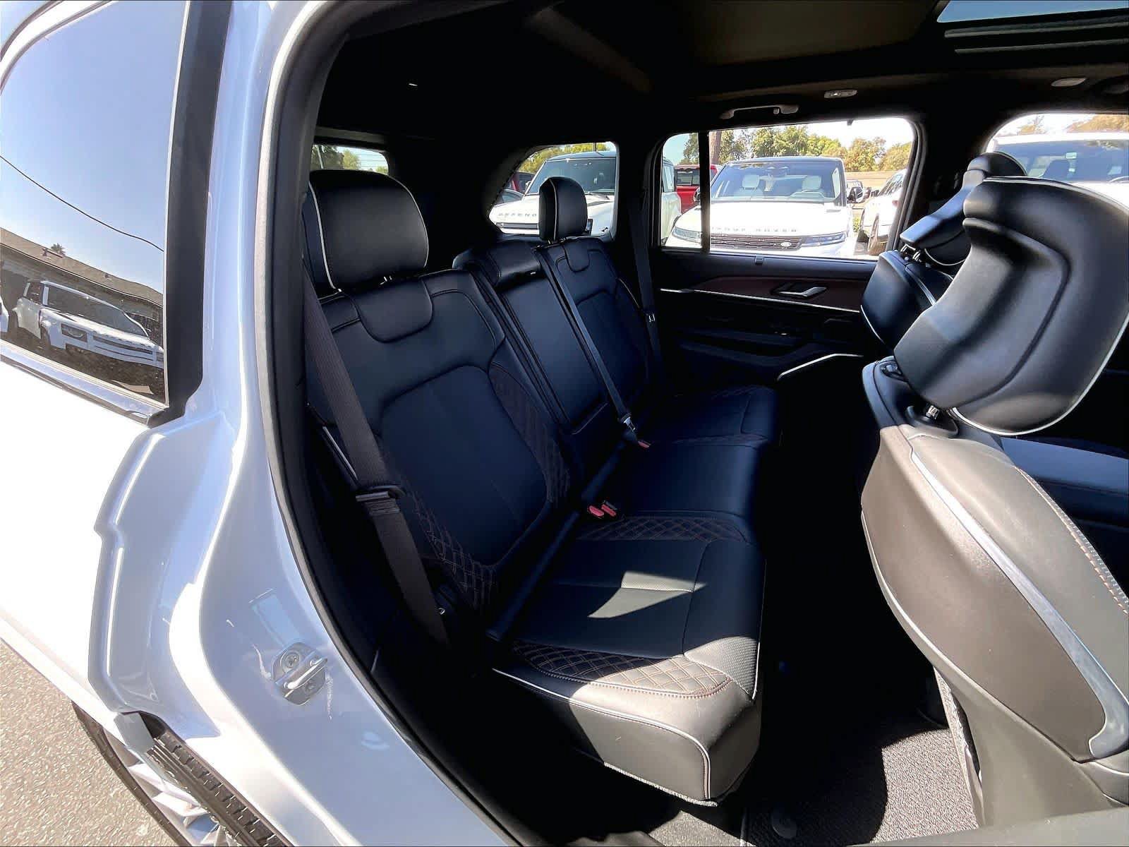 Used 2025 Jeep Grand Cherokee Summit w/ Adv Protech Group IV AWD/4WD image 29