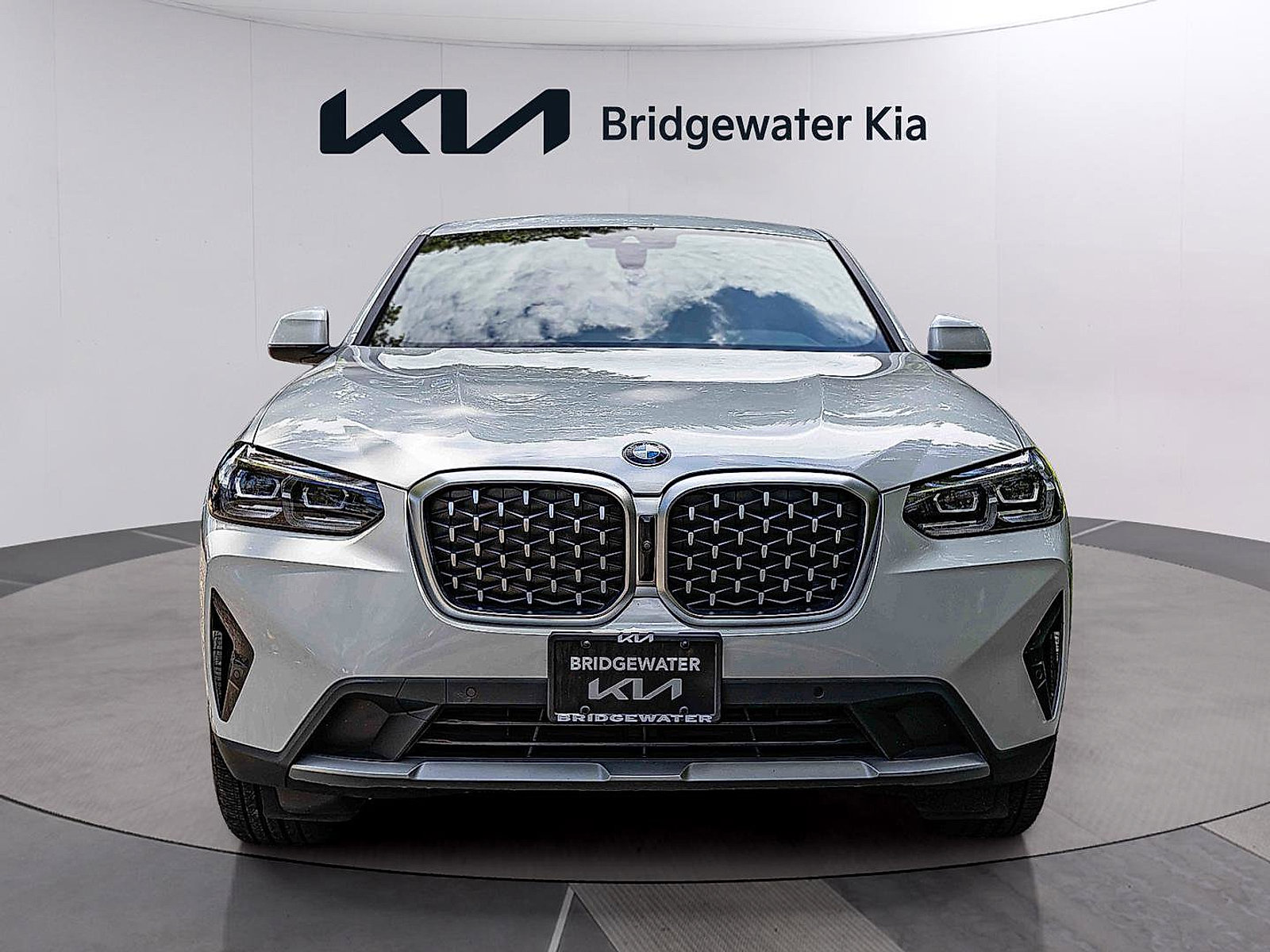 Used 2024 BMW X4 xDrive30i w/ Parking Assistance Package AWD/4WD image 3
