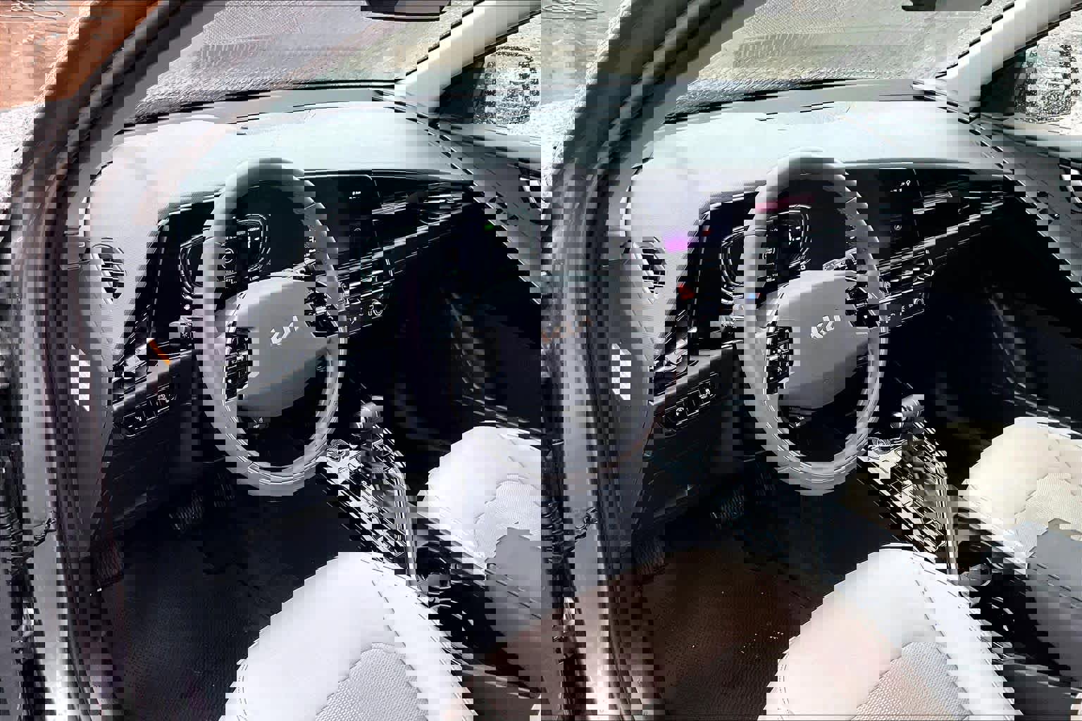 Used 2023 Kia Niro EX image 21