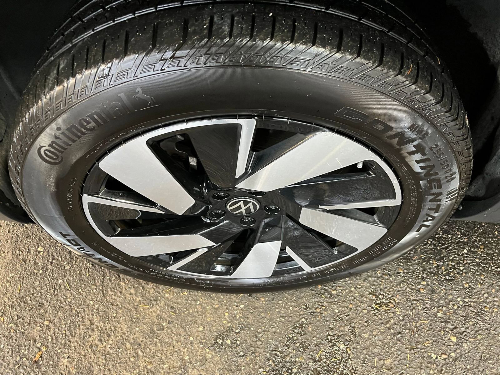 Used 2025 Volkswagen Atlas Cross Sport SE image 30