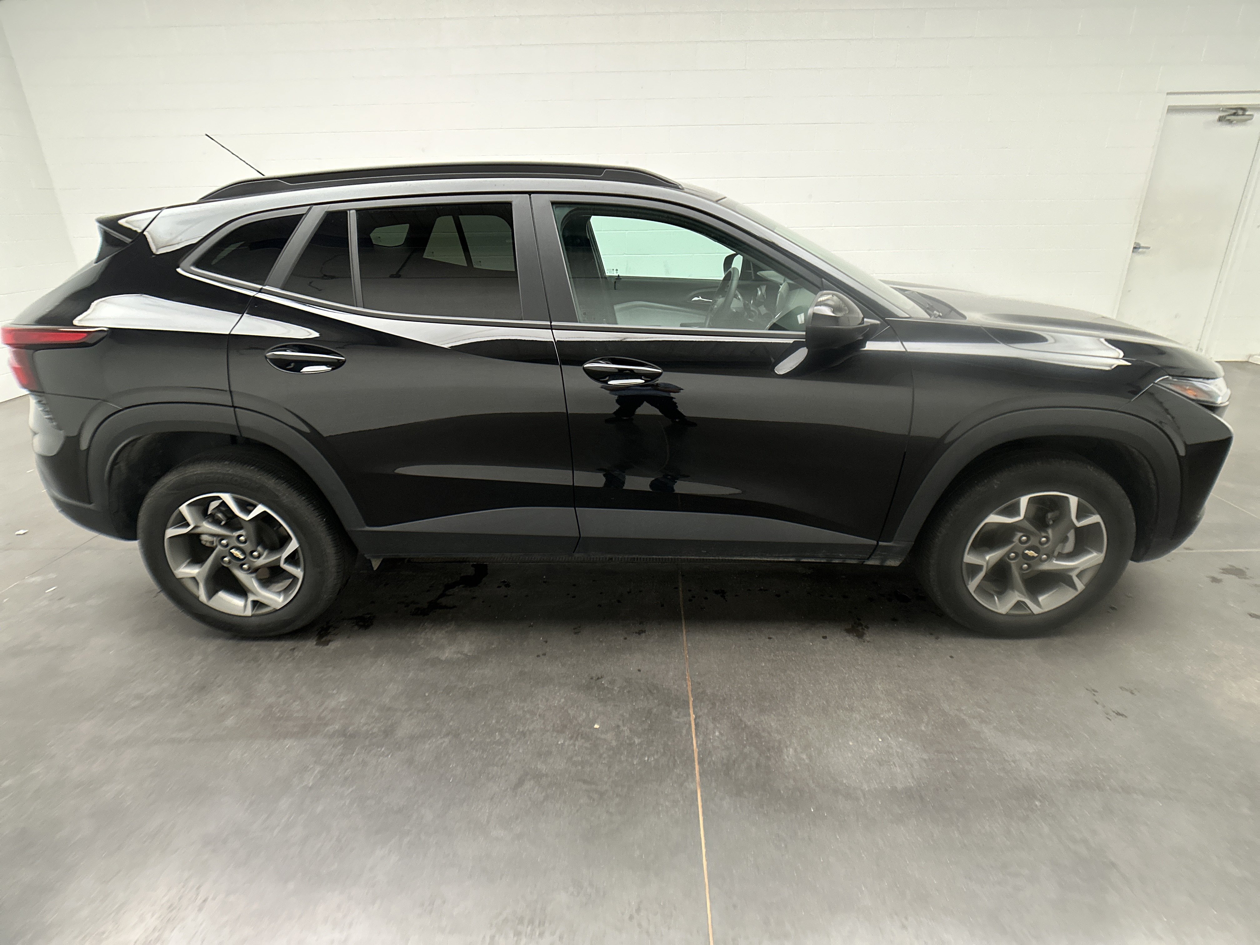 Used 2025 Chevrolet Trax LT FWD image 9