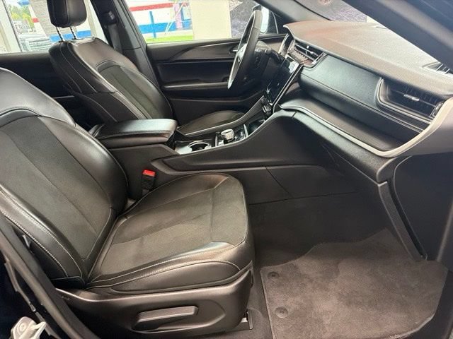 Used 2025 Jeep Grand Cherokee L Altitude AWD/4WD image 13