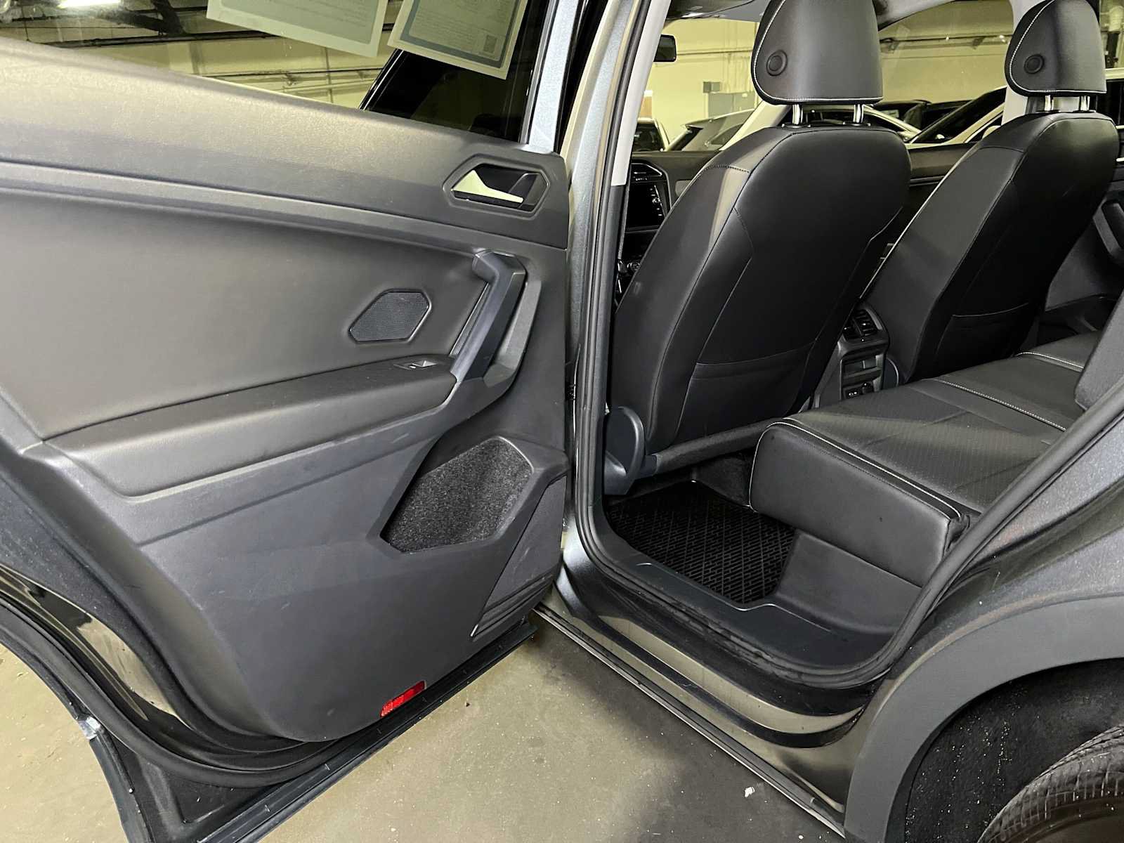 Used 2021 Volkswagen Tiguan SE w/ Panoramic Sunroof Package AWD/4WD image 17