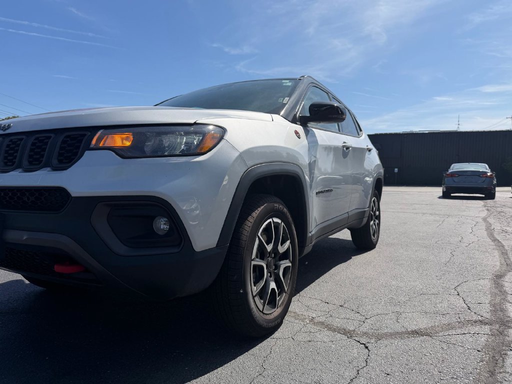 Used 2025 Jeep Compass Trailhawk AWD/4WD image 18