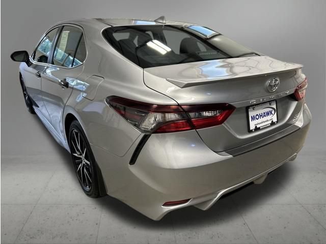 Used 2021 Toyota Camry SE w/ Cold Weather Package AWD/4WD image 3
