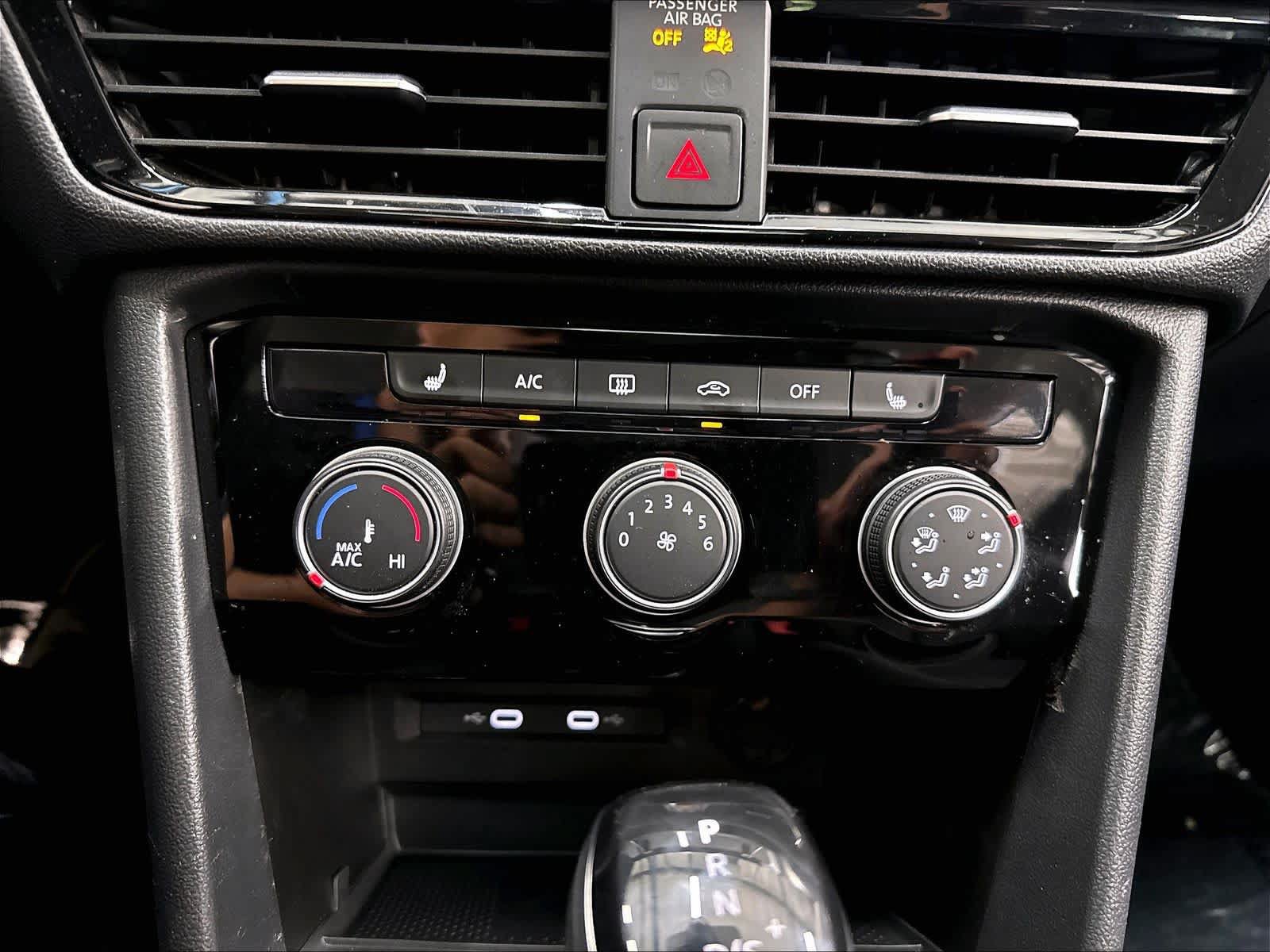 Used 2023 Volkswagen Taos SE w/ Panoramic Sunroof Package FWD image 18