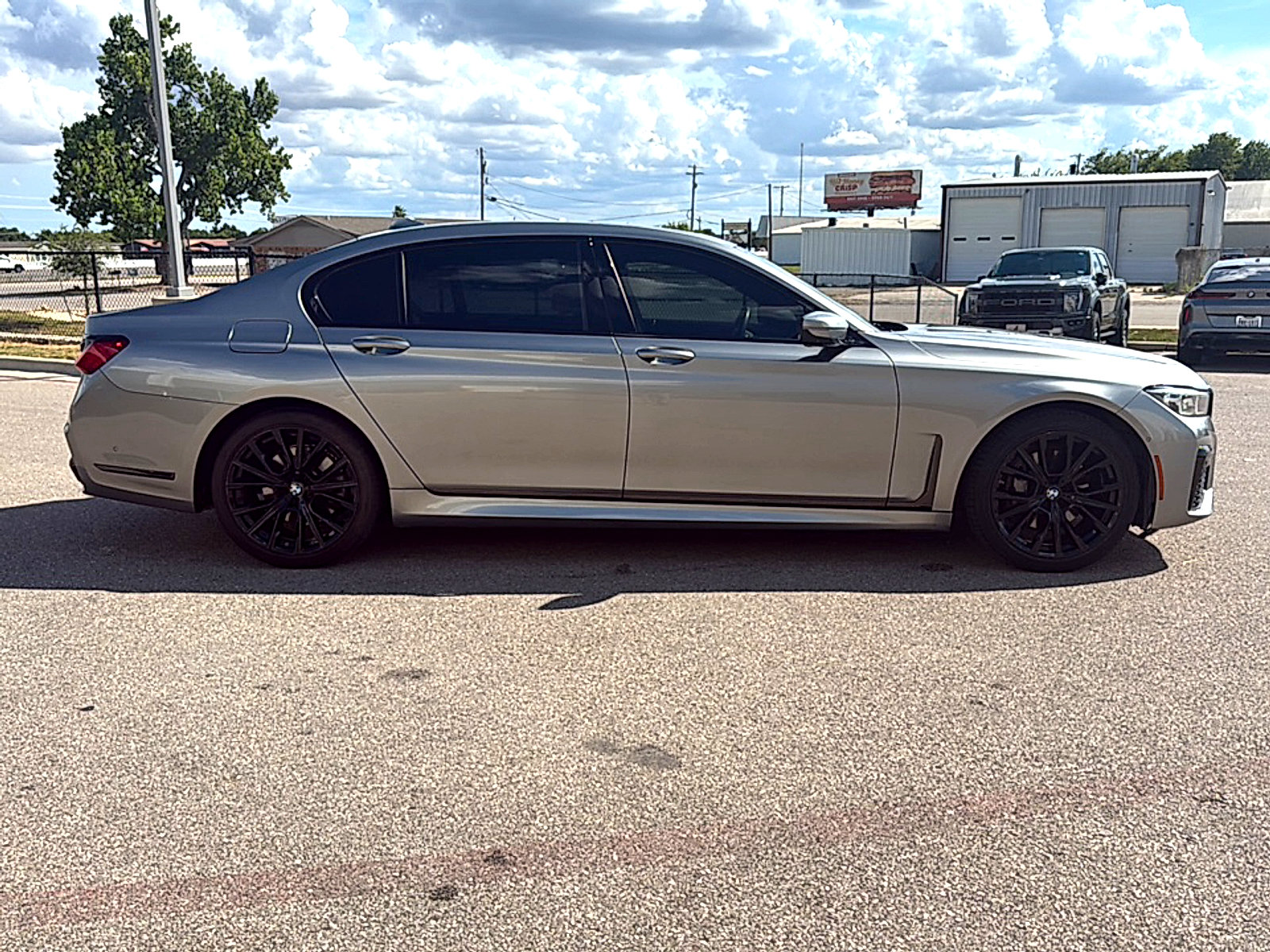 Used 2022 BMW 740i w/ M Sport Package RWD image 5
