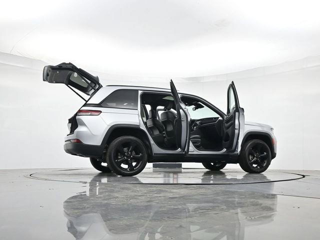 Used 2024 Jeep Grand Cherokee Altitude image 47