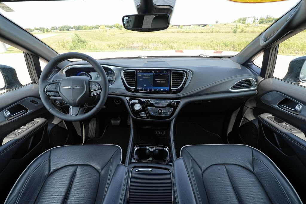 Used 2025 Chrysler Pacifica Limited FWD image 27