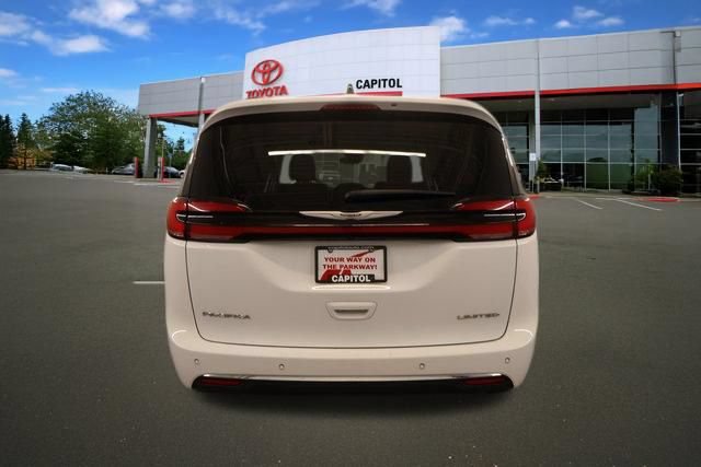 Used 2023 Chrysler Pacifica Limited FWD image 3