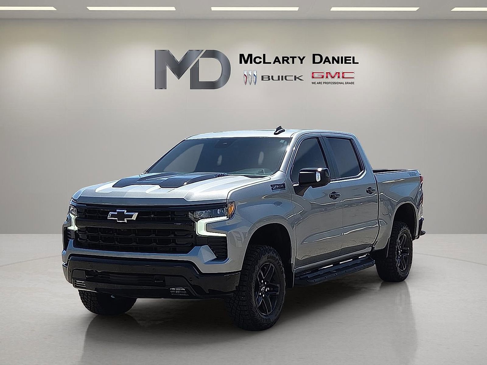 Used 2024 Chevrolet Silverado 1500 LT Trail Boss w/ LT Trail Boss Premium Package AWD/4WD image 2