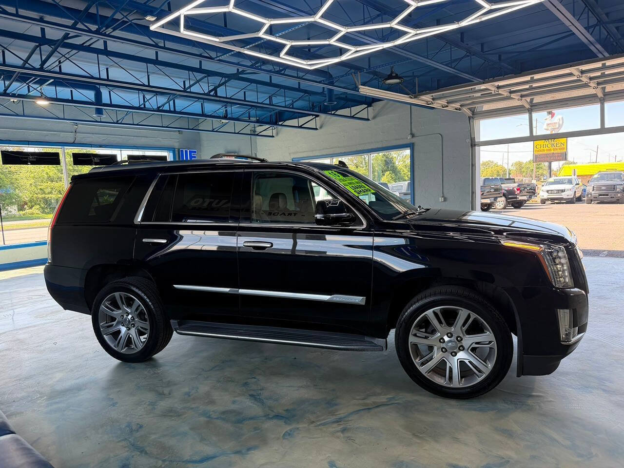 Used 2016 Cadillac Escalade Luxury AWD/4WD image 10