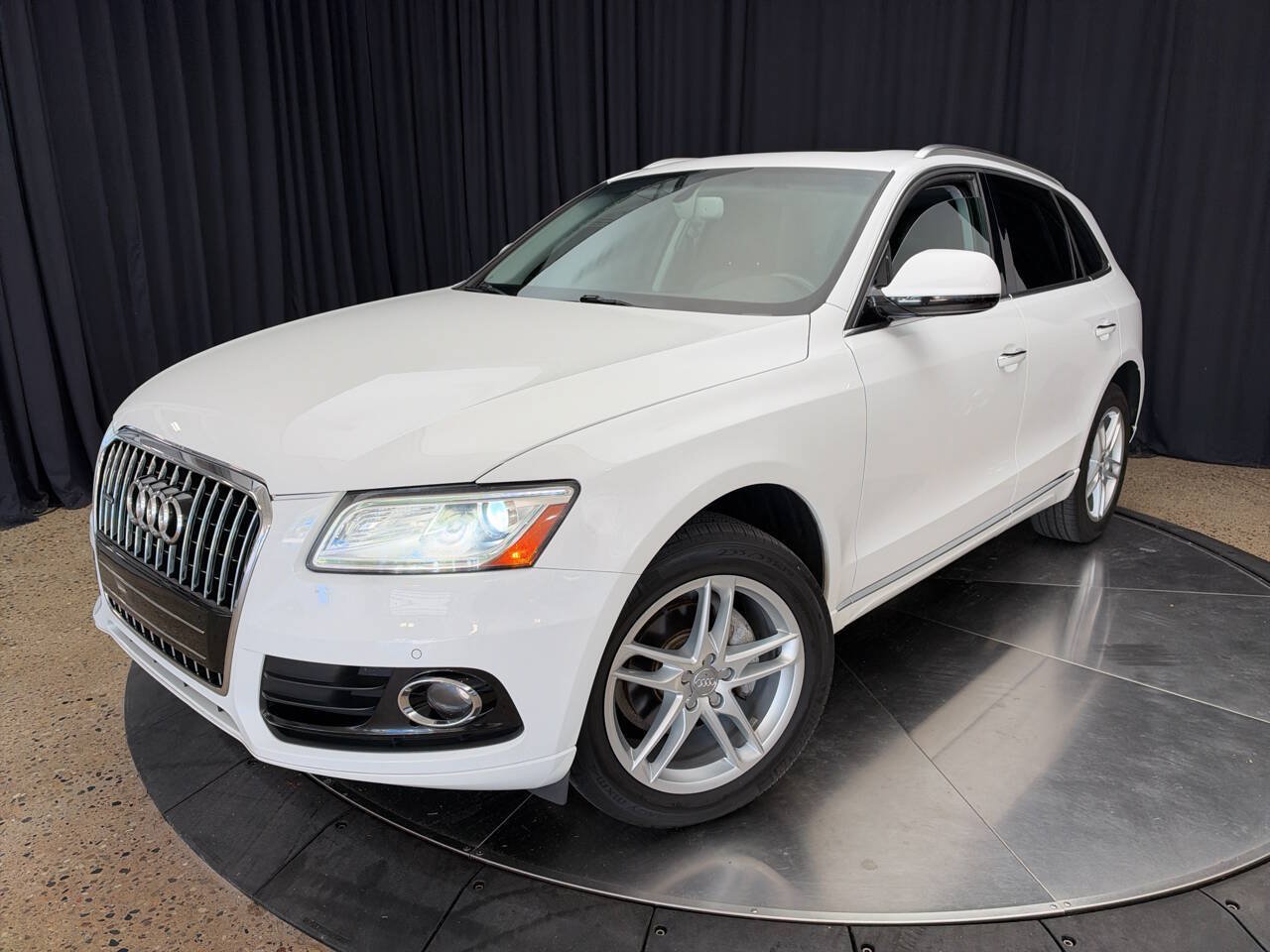 Used 2016 Audi Q5 2.0T Premium Plus w/ Technology Package AWD/4WD image 2