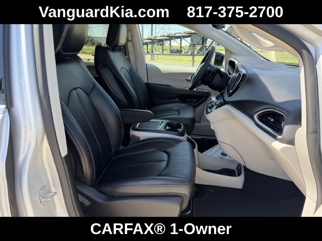 Used 2024 Chrysler Pacifica Touring-L FWD image 32