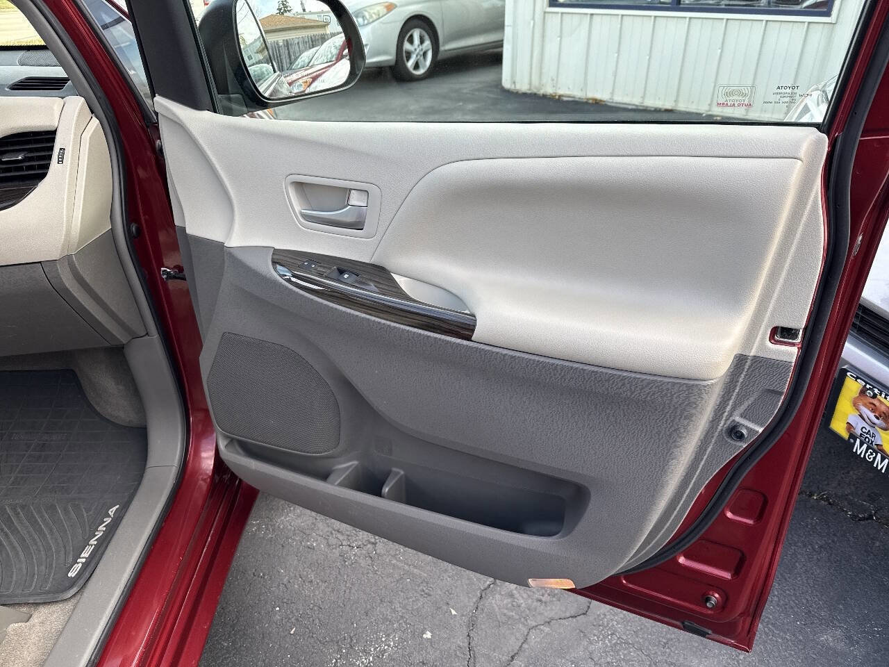 Used 2015 Toyota Sienna image 45