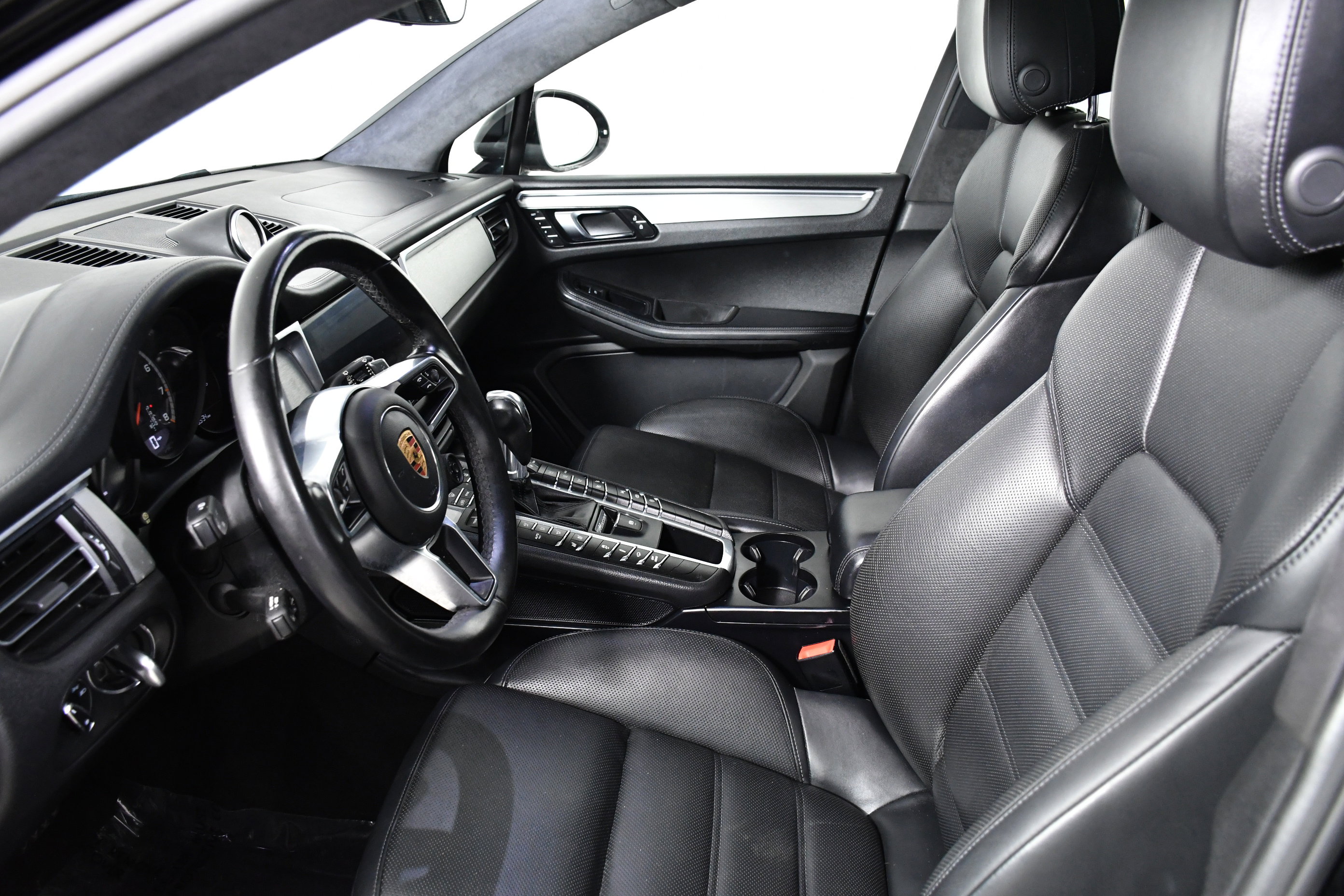 Used 2020 Porsche Macan Turbo image 19