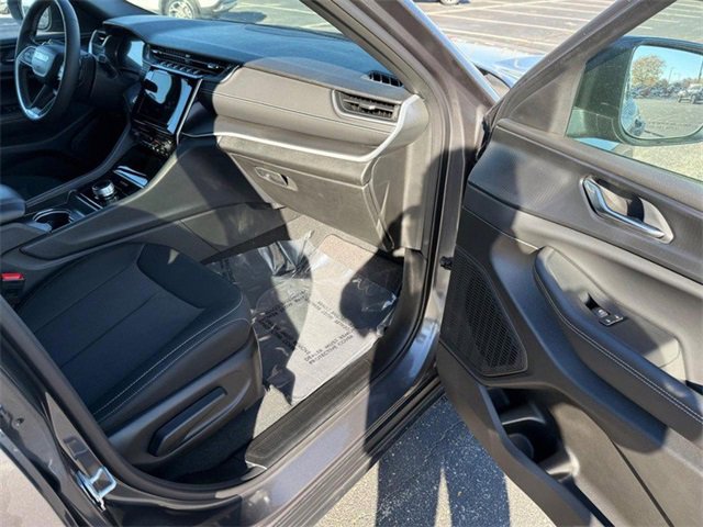 Used 2025 Jeep Grand Cherokee Laredo X image 15