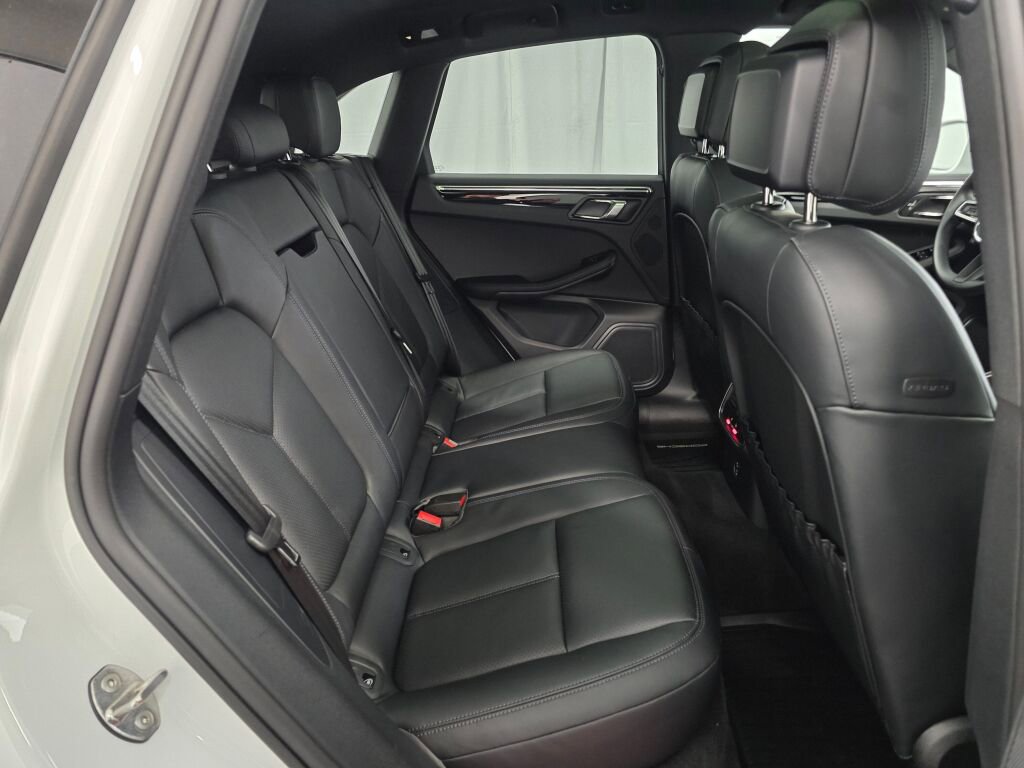 Certified 2025 Porsche Macan image 25