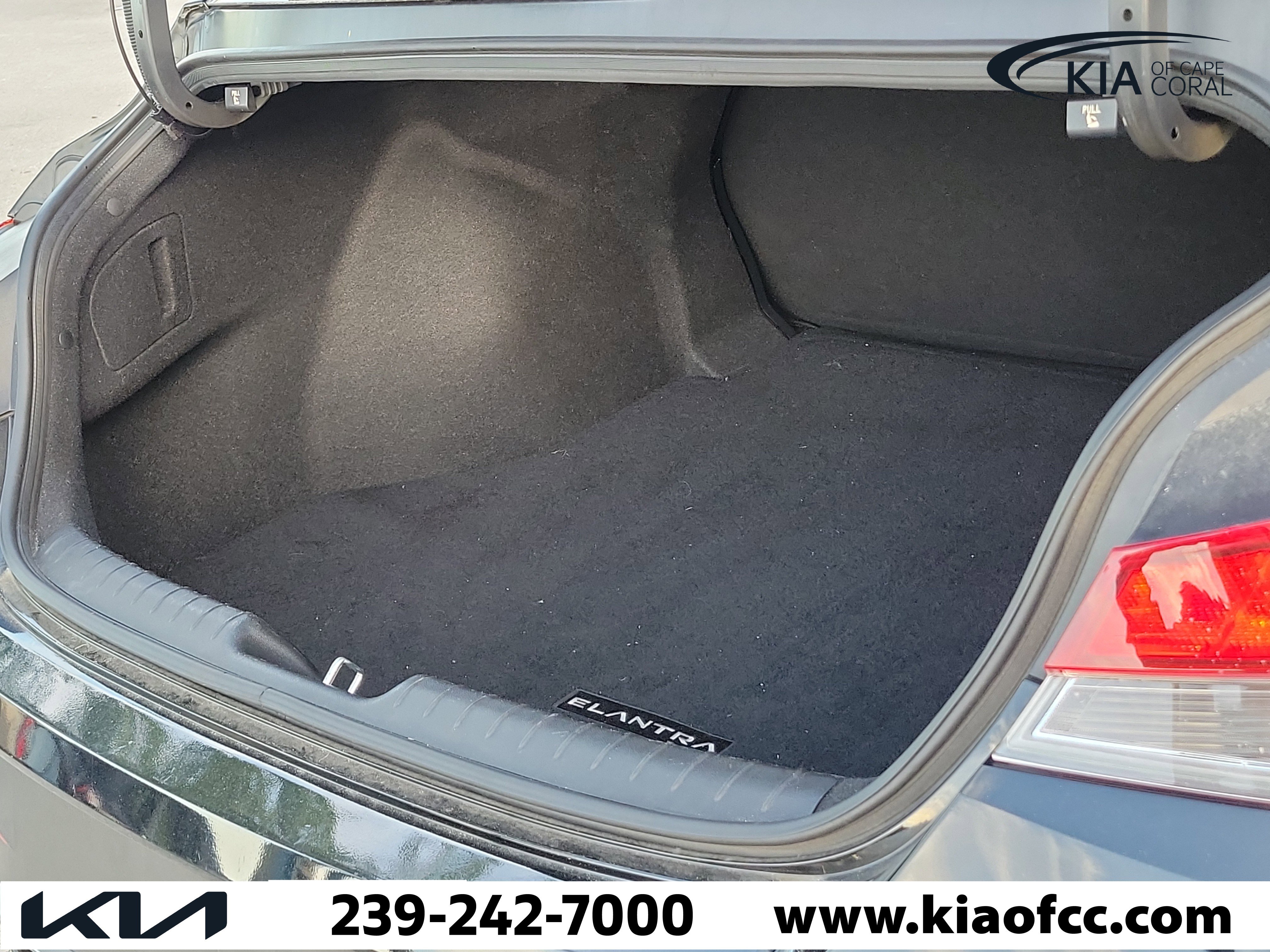 Used 2024 Hyundai Elantra SEL image 12