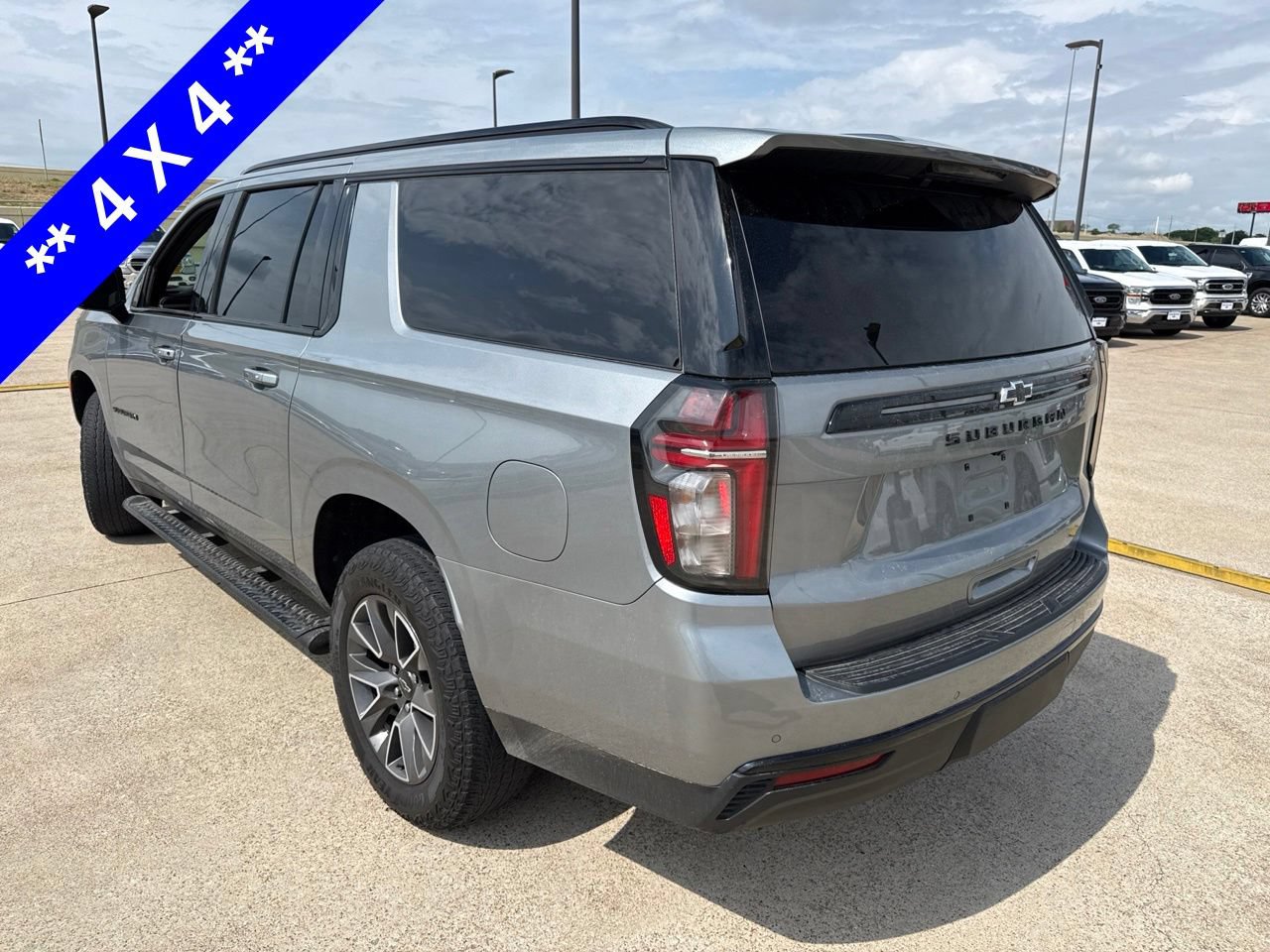 Used 2023 Chevrolet Suburban Z71 w/ Luxury Package AWD/4WD image 8