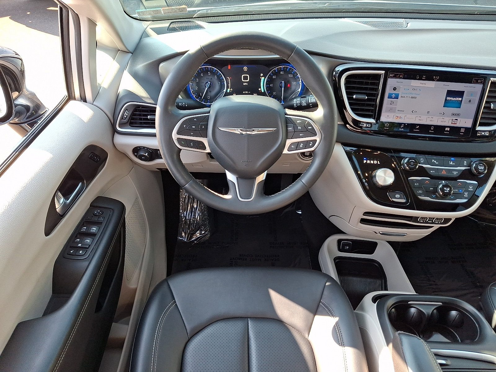 Used 2024 Chrysler Pacifica Touring-L FWD image 12