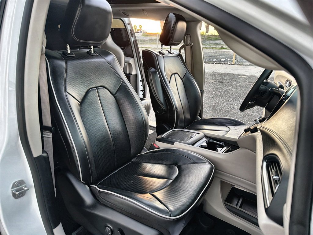 Used 2023 Chrysler Pacifica Limited w/ Uconnect Theater Family Group image 27