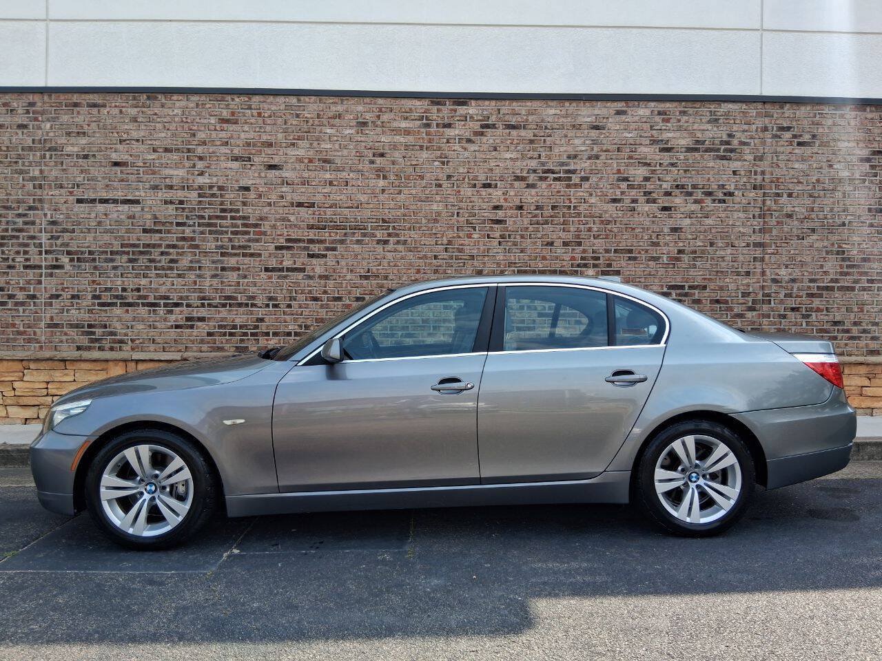 Used 2010 BMW 528i Sedan RWD image 2