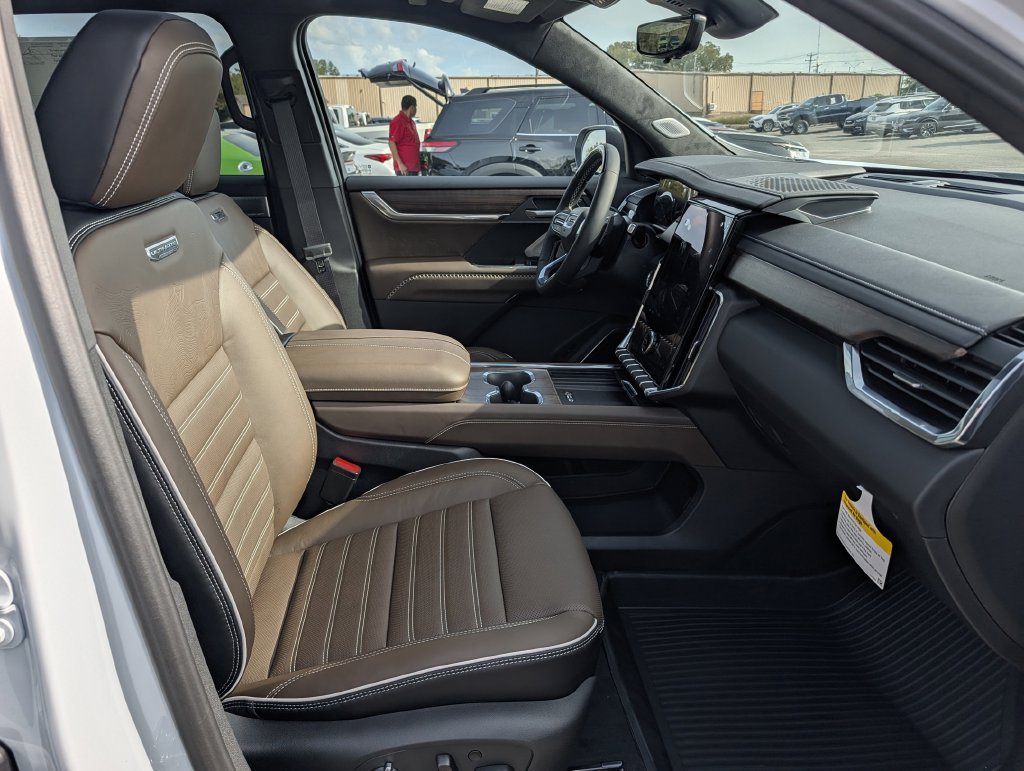 New 2027 GMC Acadia Denali Ultimate w/ LPO, Floor Liner Package AWD/4WD image 33