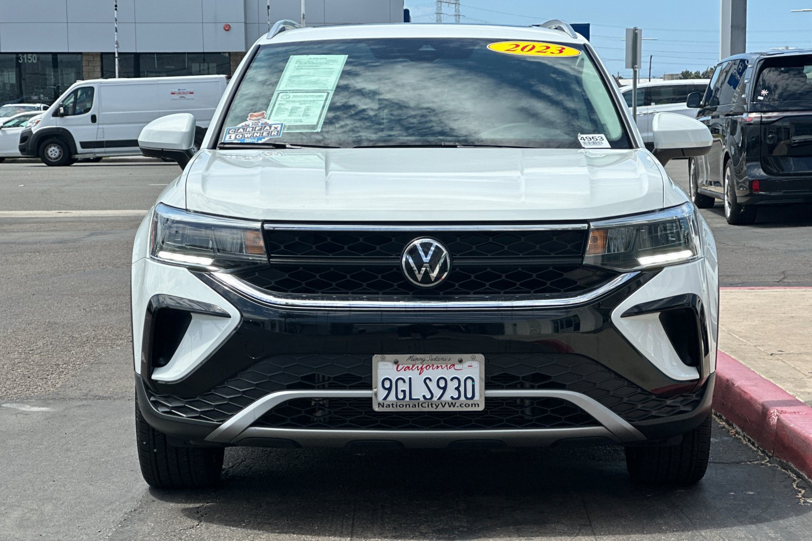 Used 2023 Volkswagen Taos SE w/ Panoramic Sunroof Package FWD image 9