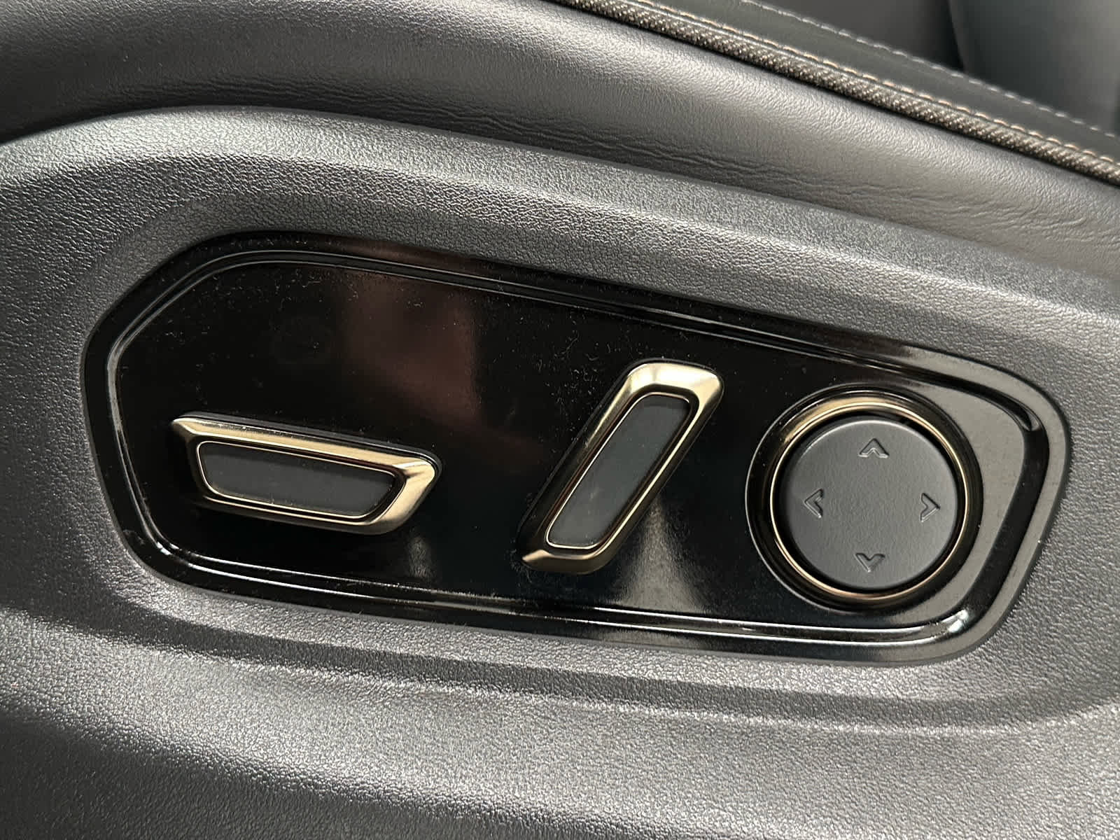 Used 2025 Rivian R1T Premium image 12