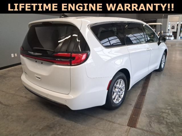 Used 2024 Chrysler Pacifica Touring-L image 8