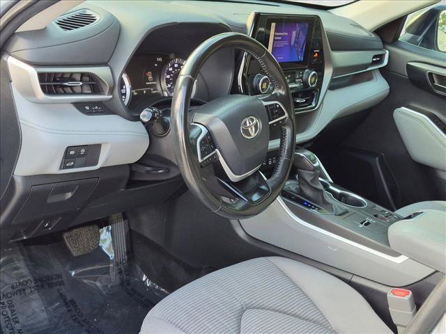 Used 2023 Toyota Highlander LE FWD image 9