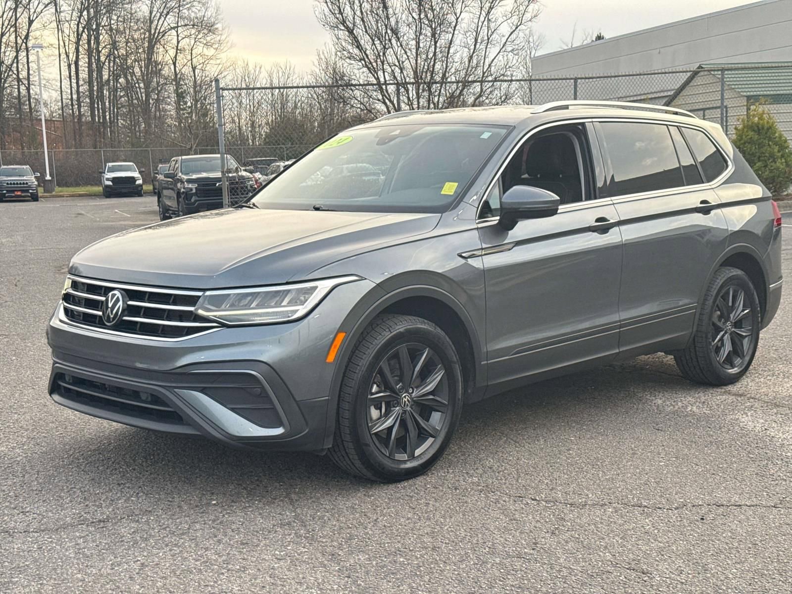 Used 2024 Volkswagen Tiguan SE AWD/4WD image 3