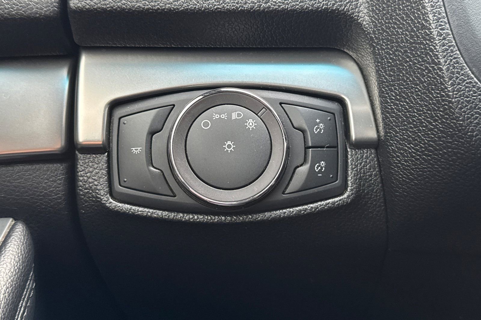 Used 2019 Ford Explorer XLT image 27