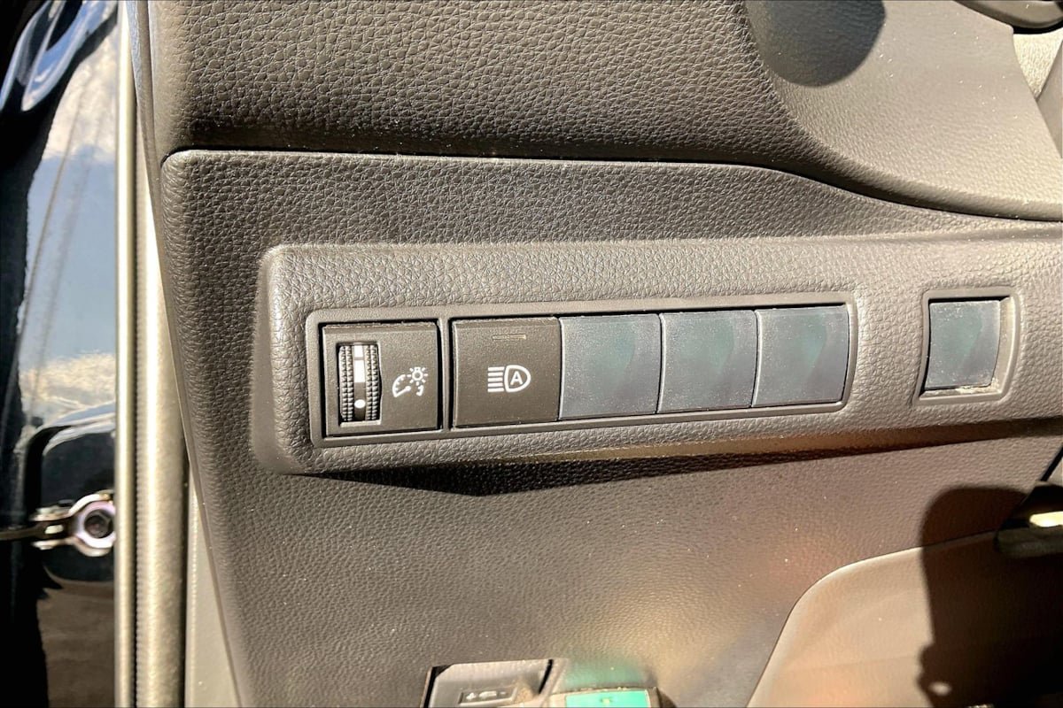 Used 2020 Toyota Corolla SE w/ Carpet Mat Package (TMS) FWD image 35