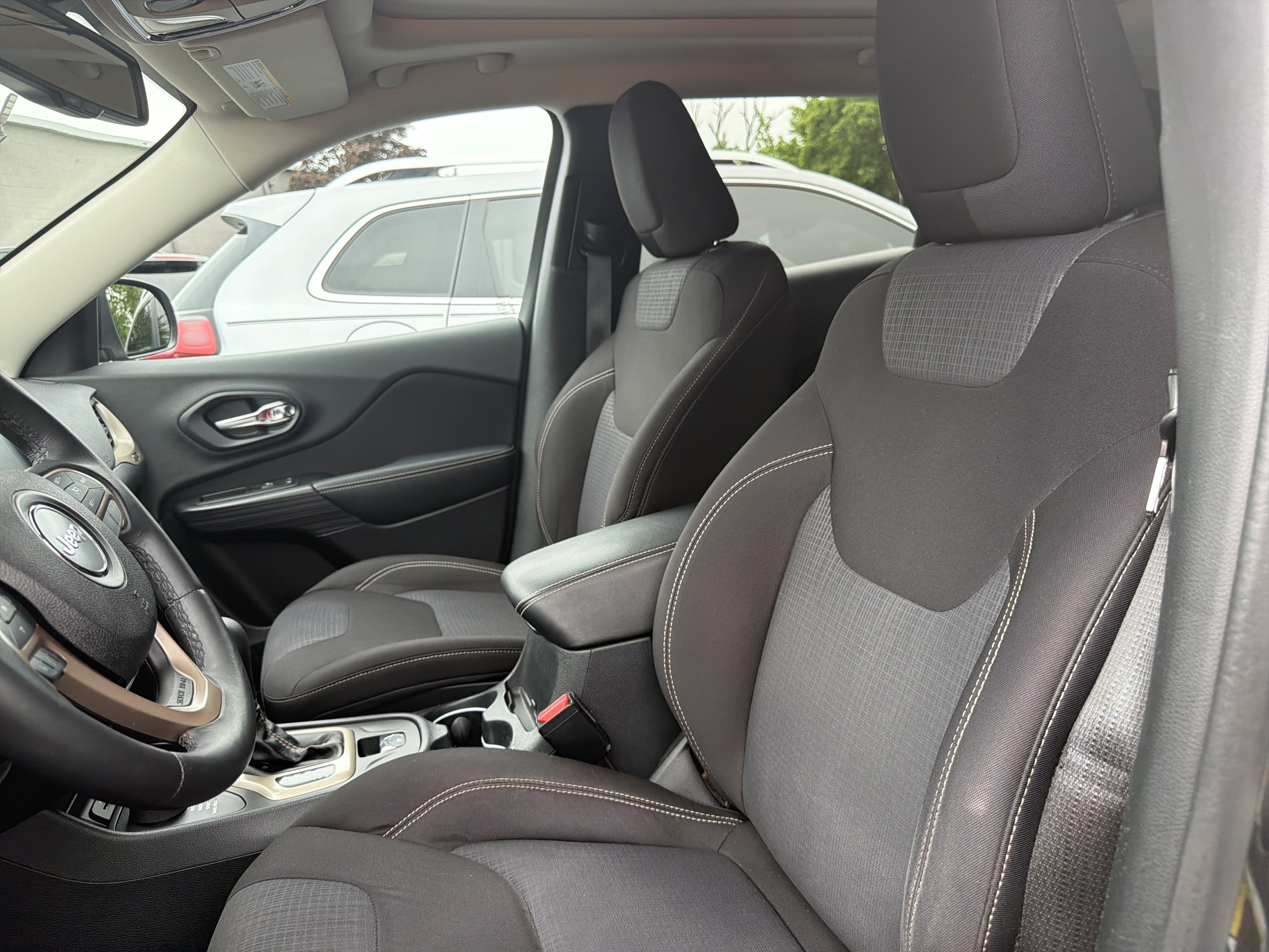 Used 2015 Jeep Cherokee Latitude w/ Comfort/Convenience Group AWD/4WD image 15