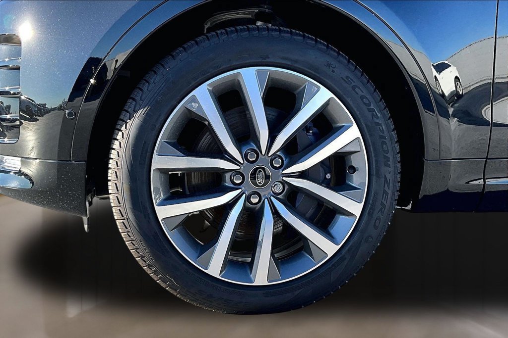 Certified 2025 Land Rover Discovery Dynamic SE AWD/4WD image 33