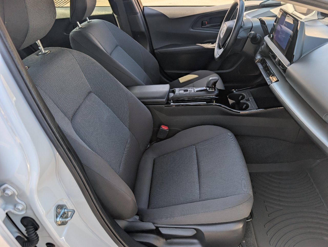 Used 2025 Toyota Prius LE FWD image 8