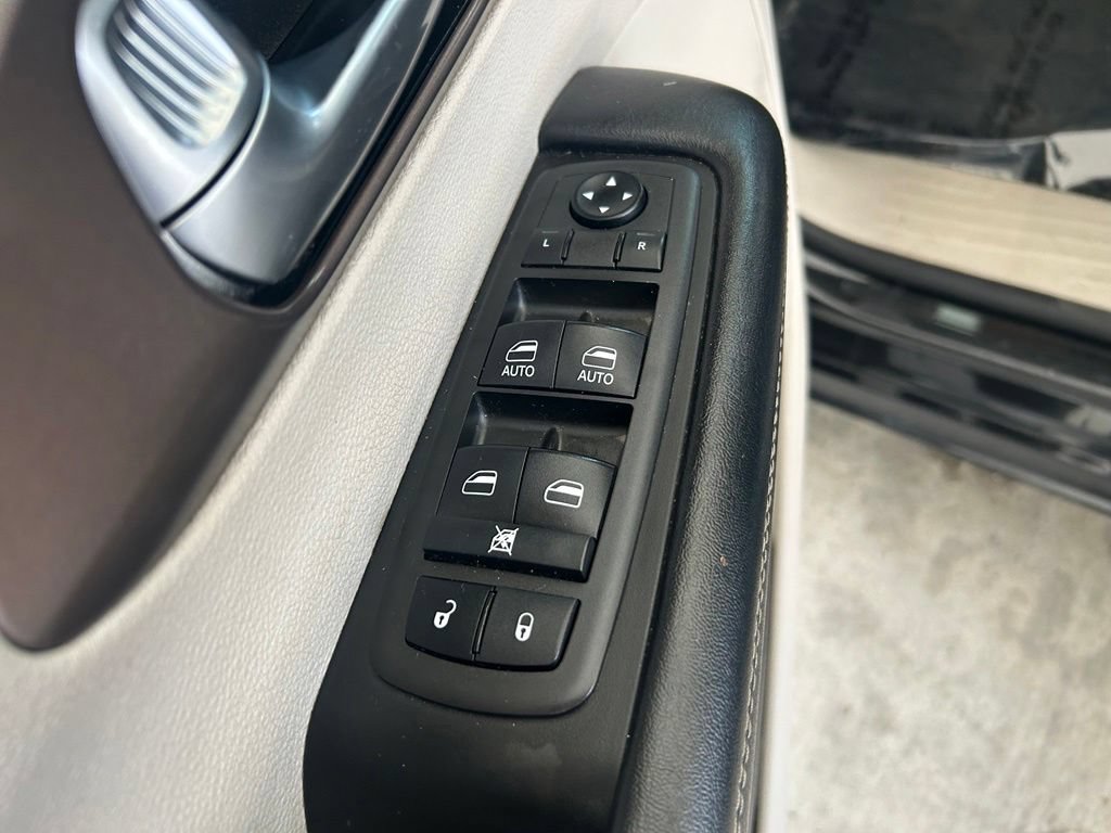 Used 2021 Chrysler Voyager Lxi FWD image 37