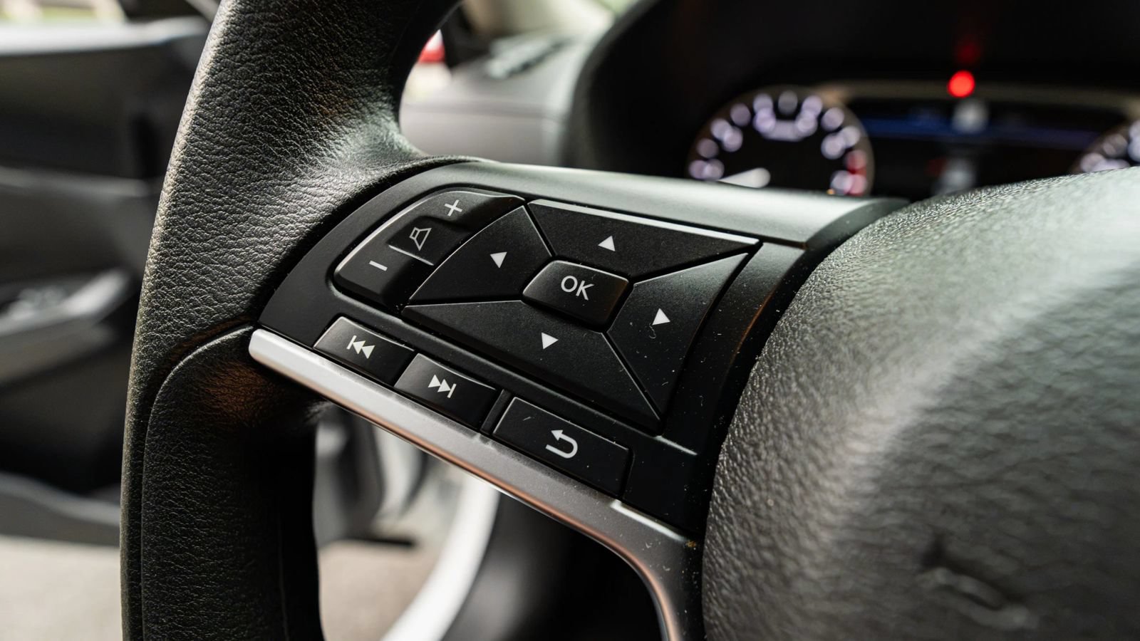 Used 2025 Nissan Sentra SV FWD image 33